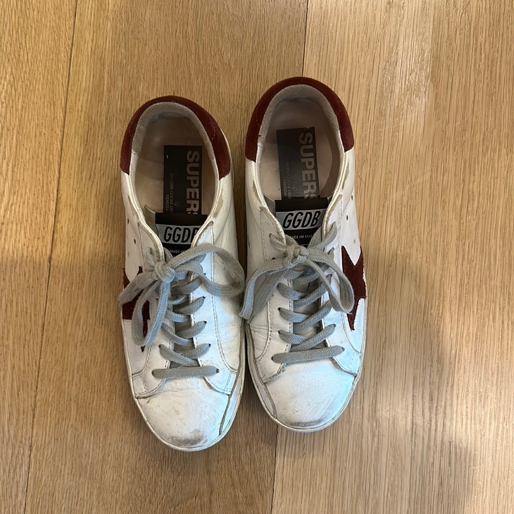 Preowned golden Goose superstar sneakers in very good condition. Size 35.